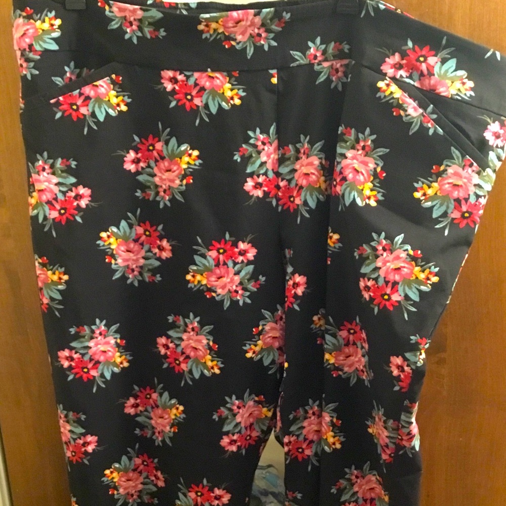 🌟Floral print pants size 24/26